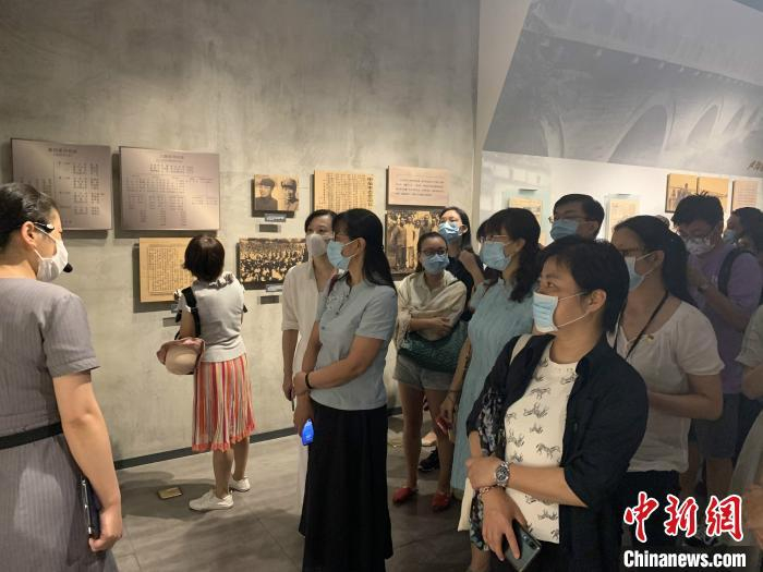 观展人员在听讲解 李秋莹 摄