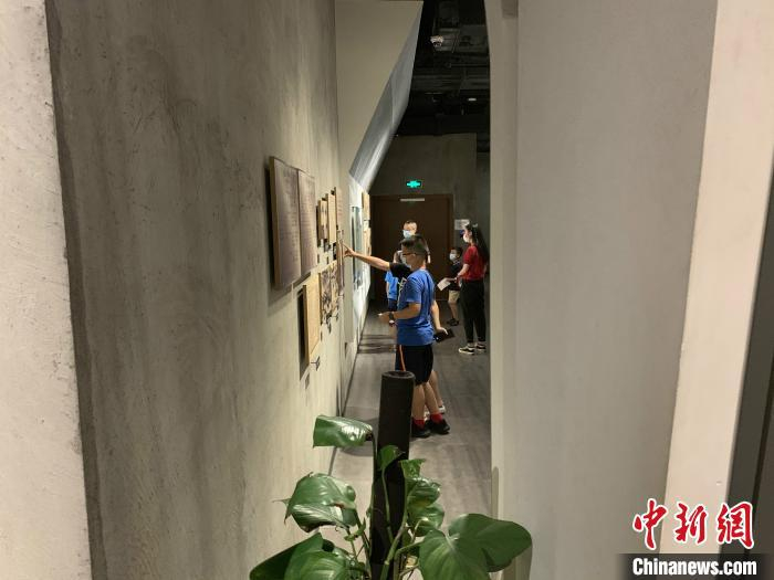 小朋友在观展 李秋莹 摄