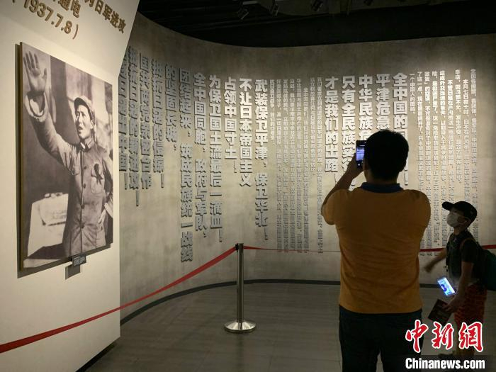 游客观展 李秋莹 摄