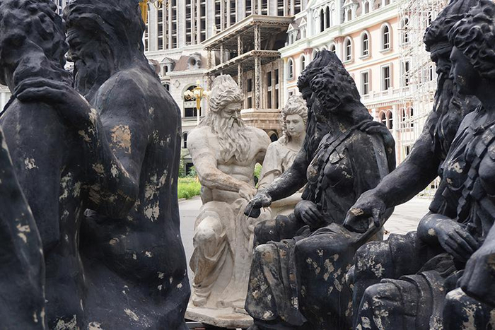 祥云国际内的雕塑 &nbsp;李凯旋摄