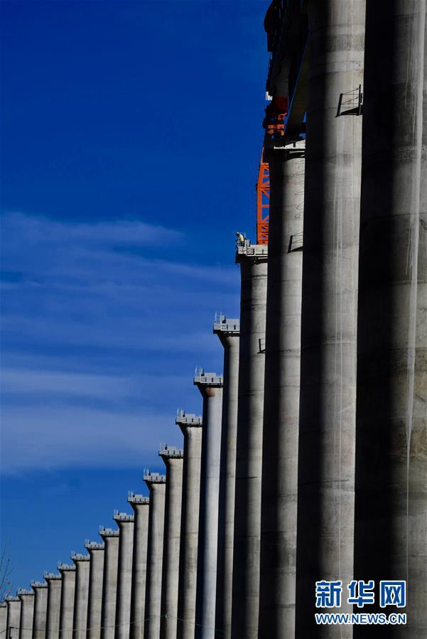 建设中的川藏铁路拉林段（2018年10月16日摄）。新华社记者 普布扎西 摄