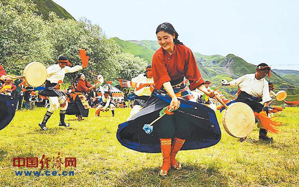 昌都市丁青县尺牍镇村民表演热巴舞。经济日报-中国经济网记者 代玲摄
