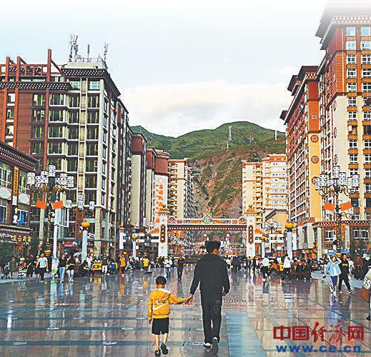 具有民族特色风貌的昌都市区街景。经济日报-中国经济网记者 代玲摄