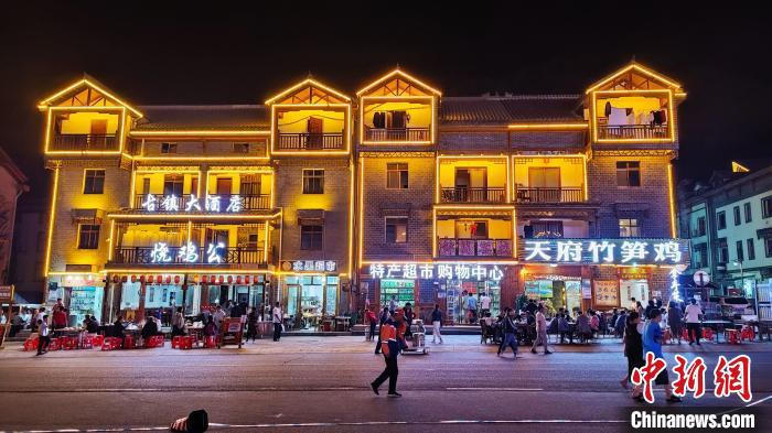 大九湖坪阡古镇持续出现“一房难求”局面。董晓斌 摄