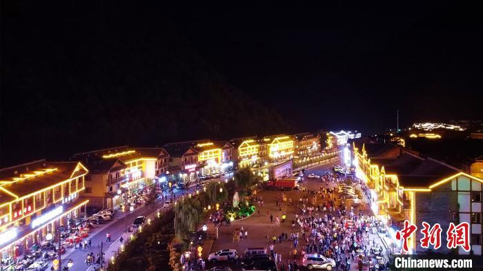 神农架大九湖坪阡古镇灯火通明。董晓斌 摄