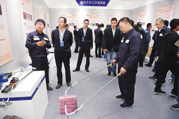 　　在南方电网公司2019年职工创新成果推广交流会上，参展人员展示创新成果。　南网传媒全媒体记者 赖增鹏 摄