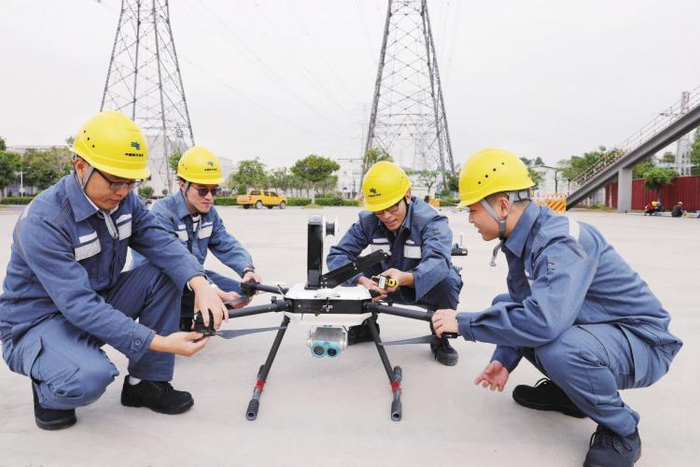 　　广东电网公司广州供电局输电知行创新工作室成员开展两栖带电作业机器人现场测试。 叶健辉 摄