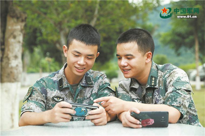 某连指导员孟程时常利用休息时间，与列兵邝凯冰组队打游戏，穿插进行教育引导。 魏 广摄