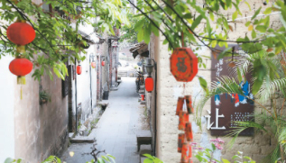 花山小镇一角。谢 明摄（海外网）