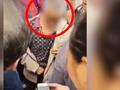 65岁老人街头欲拐骗小孩被众人围堵 警方:已带走调查