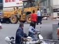 洛阳一男子开挖机猛砸警车 应急局:警方已控制