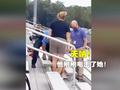美国一女子观看学校球赛时拒戴口罩 被警察电击并逮捕
