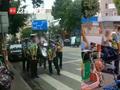 因阻碍交通 老人骑报废车被交警连人带车抬走