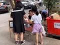 大爷快递点免费帮拆快递 每天收100多斤纸箱