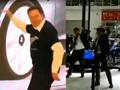 比产品更引人夺目 特斯拉展台员工尬舞
