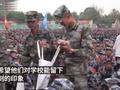 陕西一高校为军训教官送上“秋天第一杯奶茶”