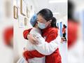 上海援鄂医护重回武汉:一眼就认出对方 与抗疫战友相拥
