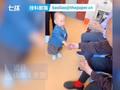 1岁萌娃与101岁老人的世纪握手:还一起分享了零食