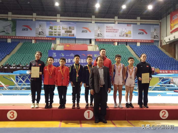 体操中心副主任袁守龙与获奖队伍合影