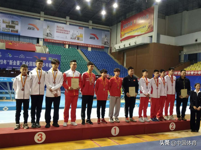王梓赛（左七）在领奖台上