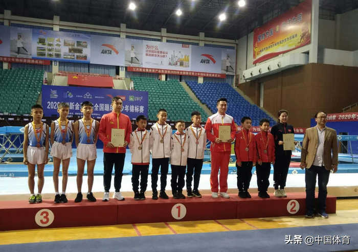 高浩宇（左五）在领奖台上