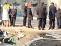 郑州一新修道路高出小区大门近1米 居民担心有安全隐患