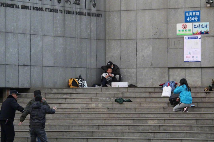 　　2021年1月22日17时许，一名男子在昆明市五华区云南师范大学附属实验中学门口持刀劫持1名人质。 | 图：人民视觉