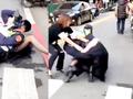 台湾泼妇街头“河东狮吼” 叫骂警察暴力互殴 被重摔在地更嚣张了