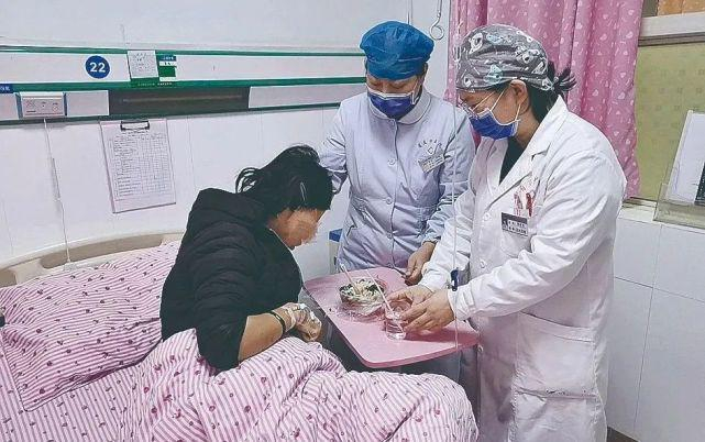 ▲医护人员为女子买来热饭