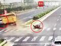 渣土车闯红灯侧翻压扁小车致1死1伤:为躲避电动车