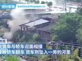 福建泉州一货车与小车相撞后坠河 两司机成功脱险