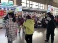 实拍北京西站返程预热:候车厅座无虚席 有旅客坐地上等待上车