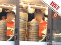 南京一小吃店店员边擦黄瓜边吃被曝光 市监局:责令店家停业整顿