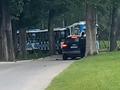 网曝北京野生动物园又有游客擅自下车 逼停小火车