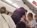 乘客术后不能乘机要求空乘背下机 航司:为不延误航班确实背了