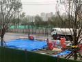 西安曲江塌陷路面已被回填 坑面被盖上遮雨布