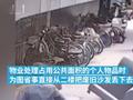 福建一物业公司图省事二楼扔沙发 路过老人当场被砸晕