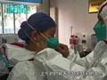 郑州核酸现场居民送冰块降温 医护:上午有人中暑 冰块效果很好