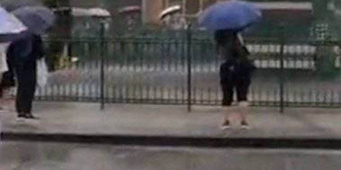 360度无死角 游客暴雨天游乐园体验滚筒式淋雨(含视频)_手机新浪网