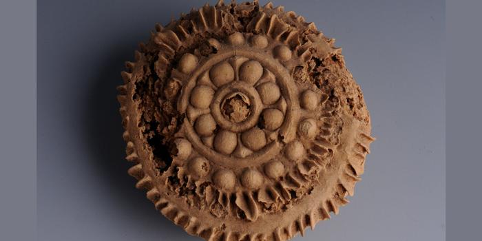 新疆博物馆现存一块1400年前的月饼：小麦粉为原料，花纹清晰可见(含视频)_手机新浪网
