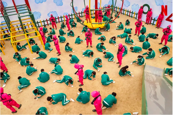 ▲《鱿鱼游戏》中的游戏场面。图/《鱿鱼游戏》剧照