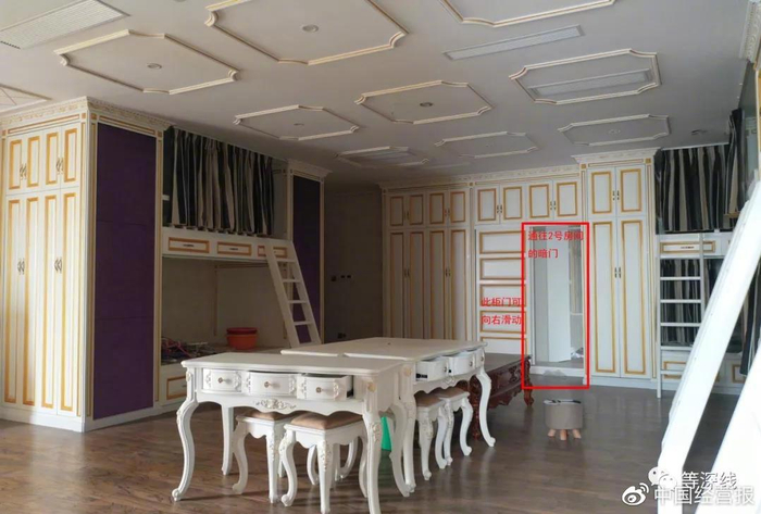 《等深线》记者在该楼层内找到的《课程表》显示，住在此集体闺房中的14美，可能定期培训舞蹈、音乐、表演，甚至话剧等。其中一张床的被褥上，放着一本打开但书名朝上的《女人的修养与处世智慧》。该楼内还有近百本各种提升内在素质的书，譬如《FBI心理操纵术》《哈佛管理学译丛》等。《等深线》记者程维摄