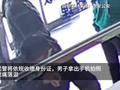 男子注销亡妻户籍时瞬间落泪