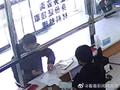看哭!男子为亡妻销户时悲痛落泪 请求留身份证纪念