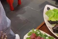 武汉知名火锅店天降老鼠砸到食客 目击者：员工淡定扫走并无解释