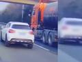 惊险现场曝光!奔驰超车变道撞倒疾驰摩托车 网友质疑:故意的?