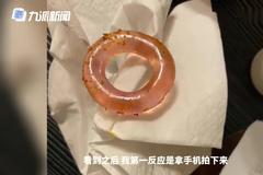 广州一网友称在卫龙辣条里吃出不明环状物：不要赔偿，要官方回应