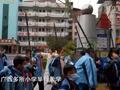 广西小学生放假提猪肉鲤鱼甘蔗开心回家