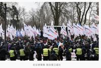 乌克兰抗议者冲击议会大厦 议员们经地下隧道撤离