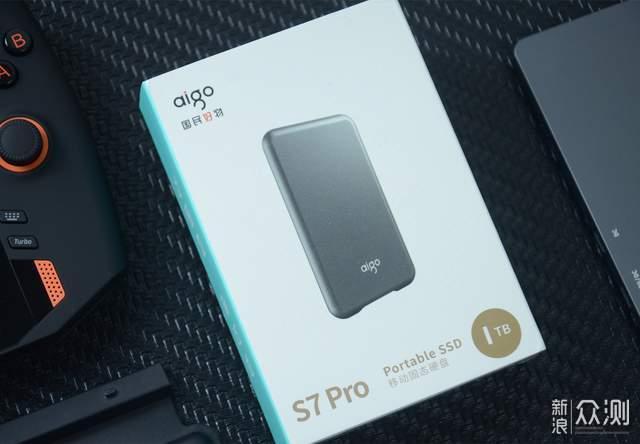 1TB不掉速固态硬盘比名片还小！aigo S7 Pro_手机新浪网